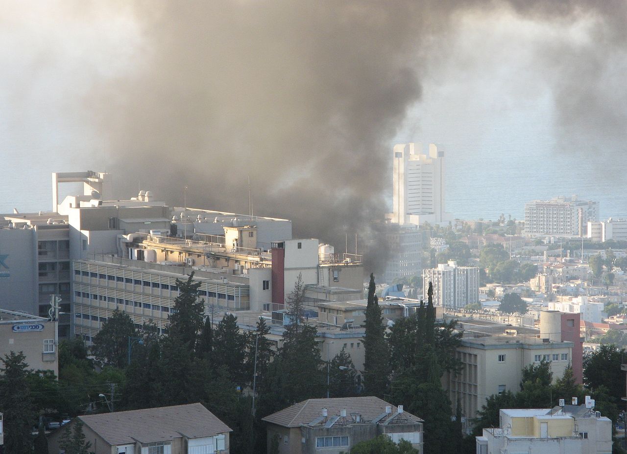 Płonące cywilne budynki w Hajfie, 2006 r. Fot. Internet.