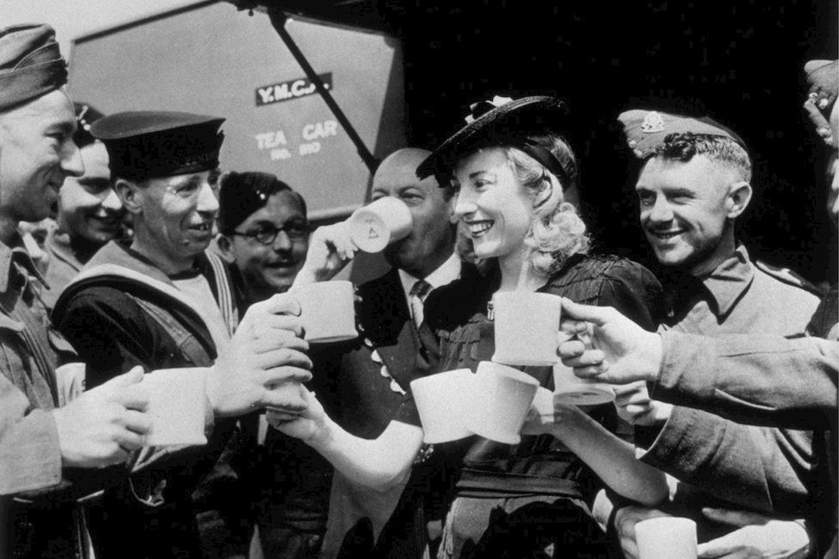 Vera Lynn wśród brytyjskich żołnierzy w czasie II wojny światowej. Fot. domena publiczna